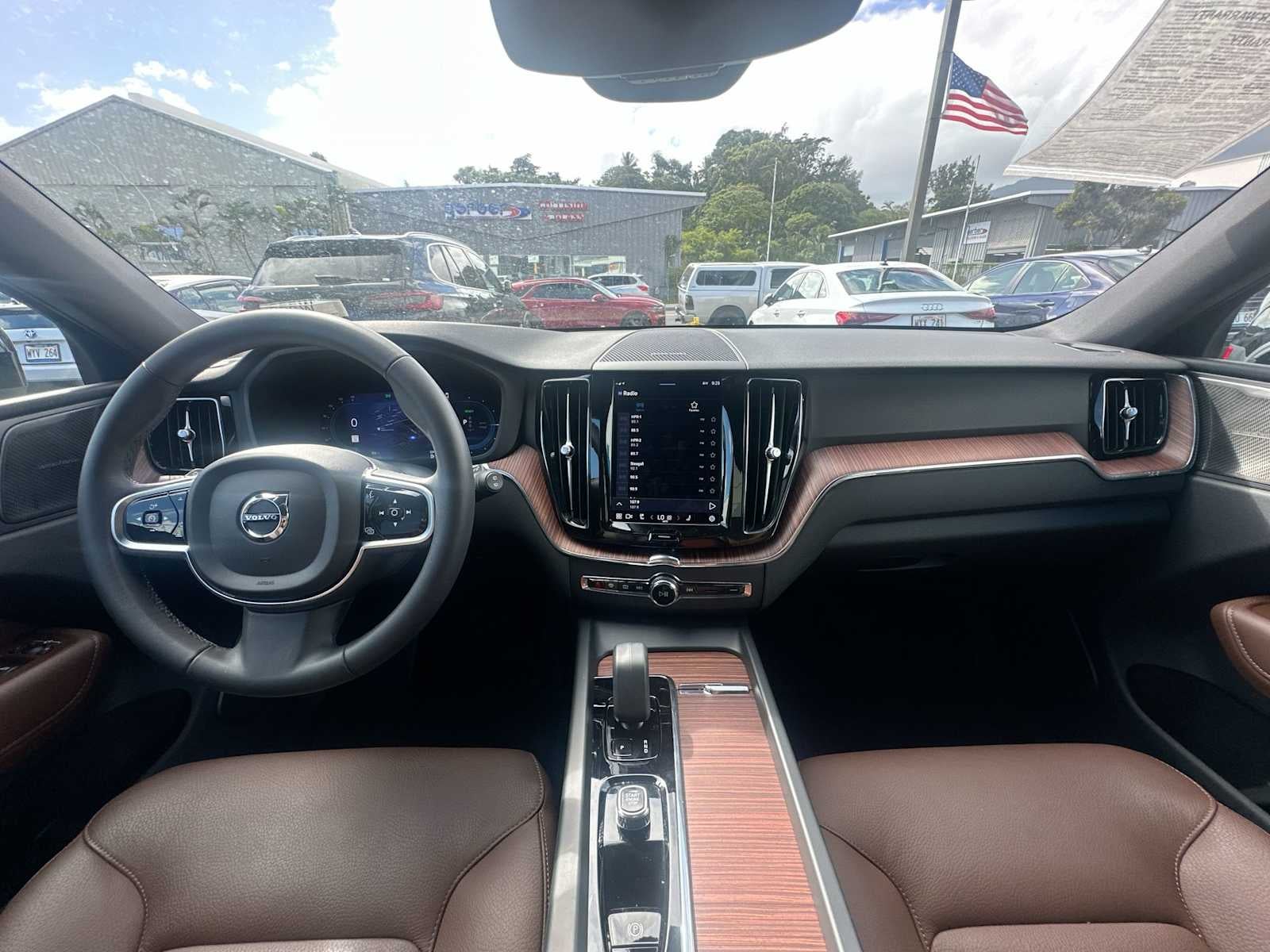 2024 Volvo XC60 Recharge Plug-In Hybrid Plus Dark Theme