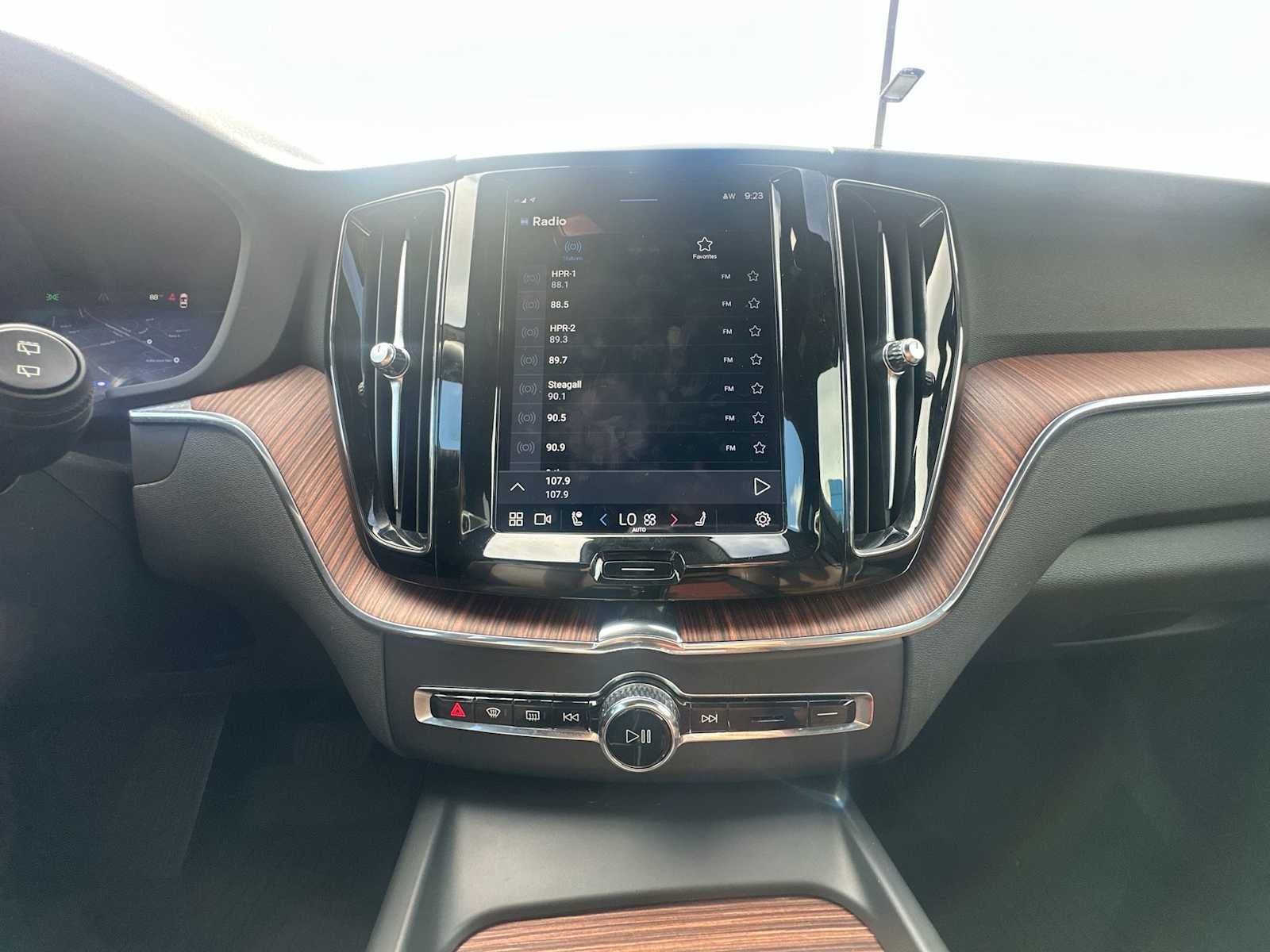 2024 Volvo XC60 Recharge Plug-In Hybrid Plus Dark Theme