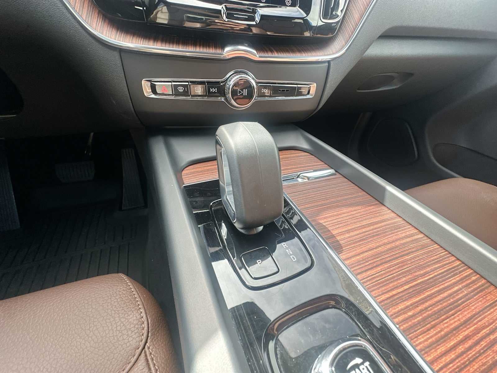 2024 Volvo XC60 Recharge Plug-In Hybrid Plus Dark Theme