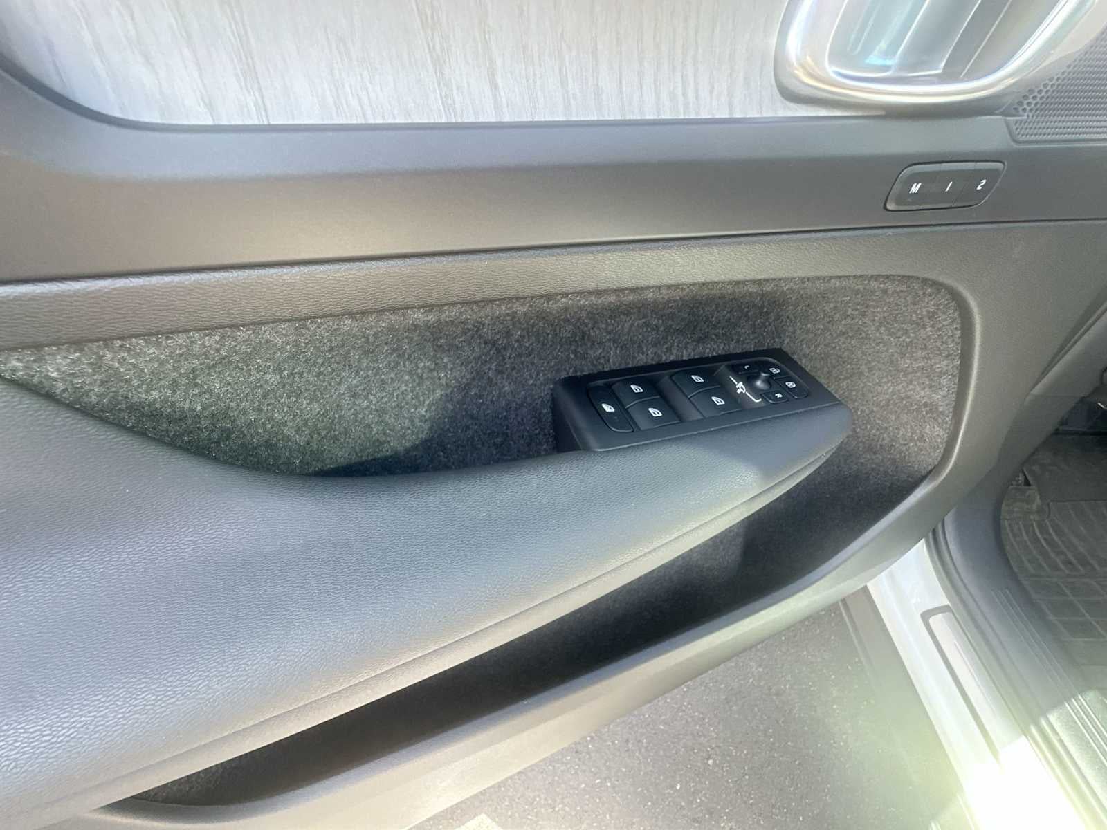 2023 Volvo XC40 Plus Bright Theme