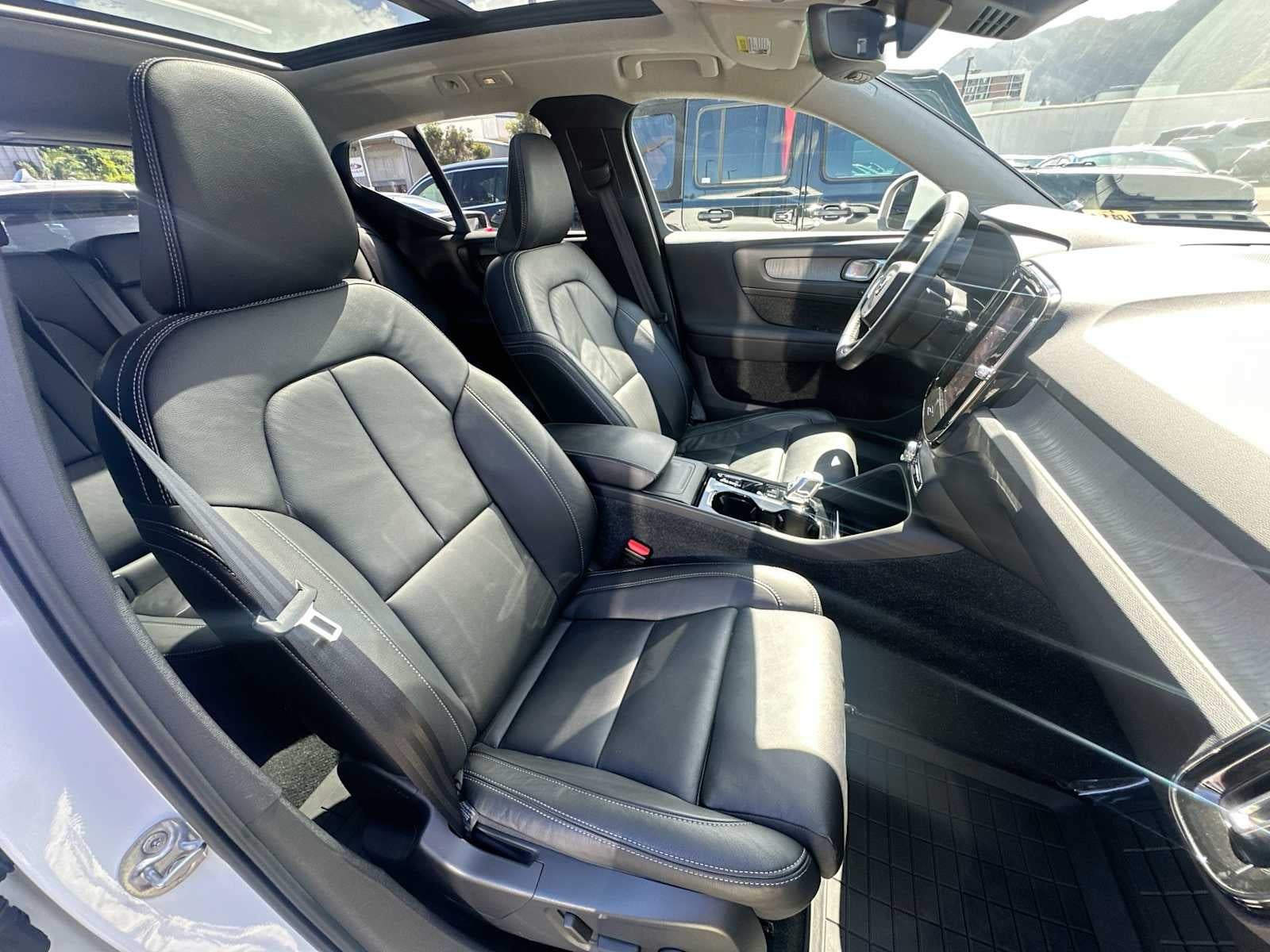 2023 Volvo XC40 Plus Bright Theme