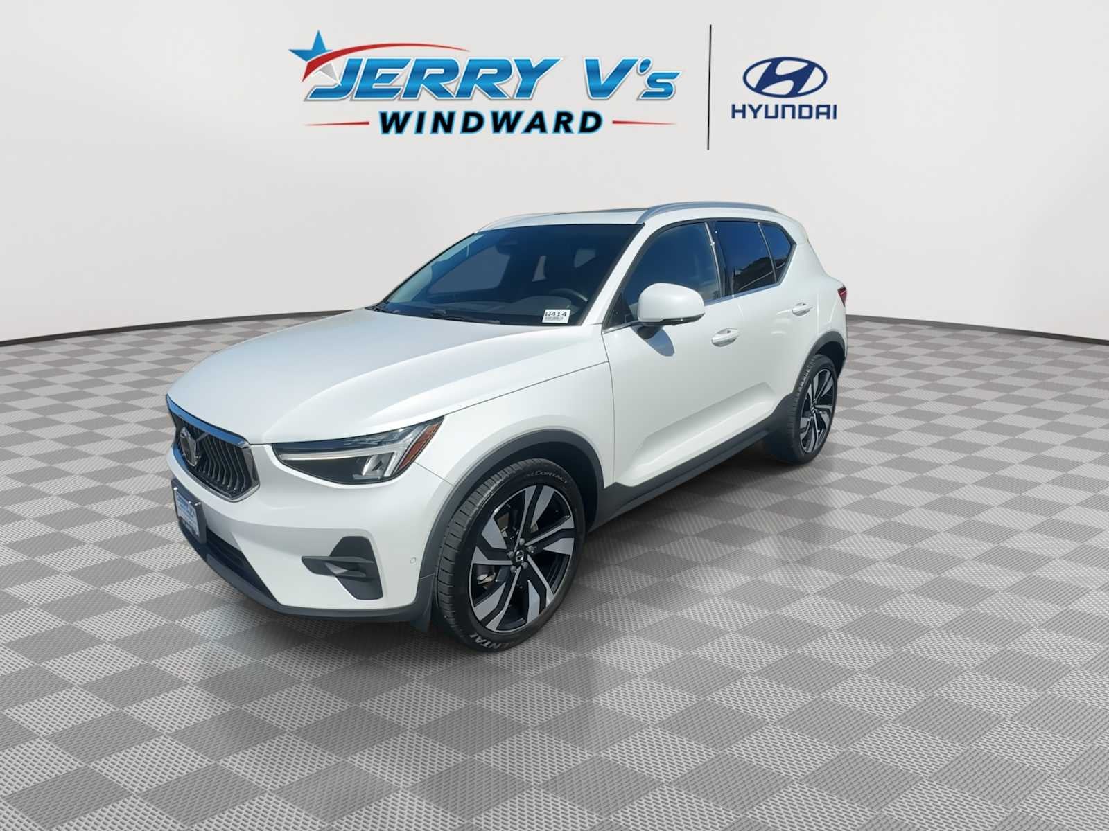 2023 Volvo XC40 Plus Bright Theme