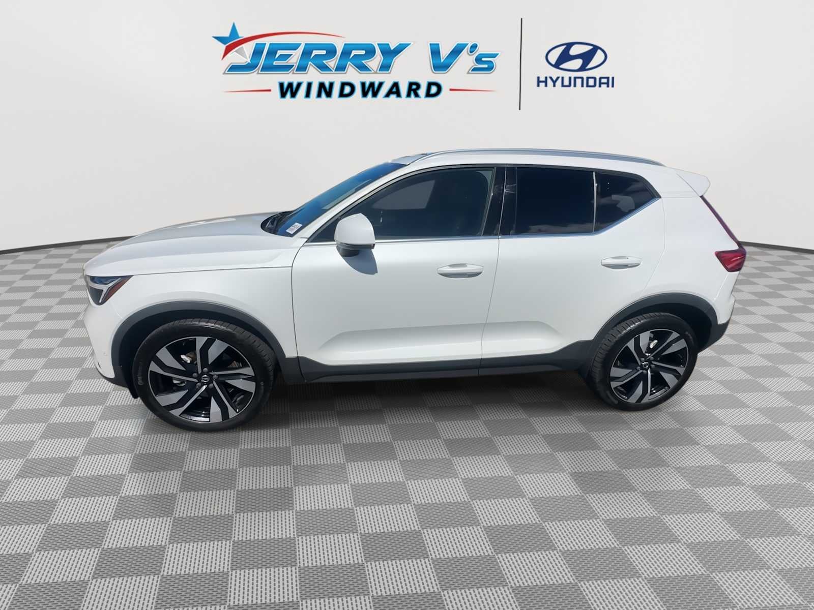 2023 Volvo XC40 Plus Bright Theme