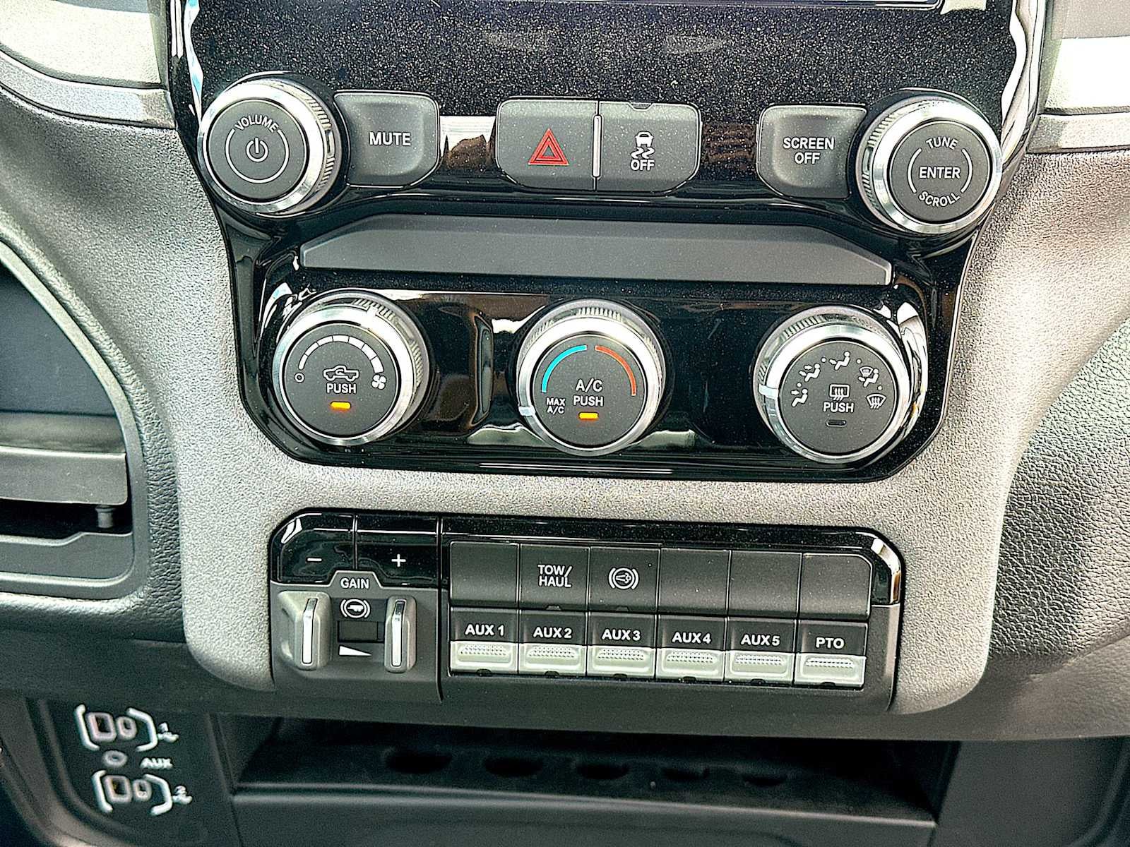 2026 RAM Ram 5500 Chassis Cab RAM 5500 TRADESMAN CHASSIS REGULAR CAB 4X2 84' CA