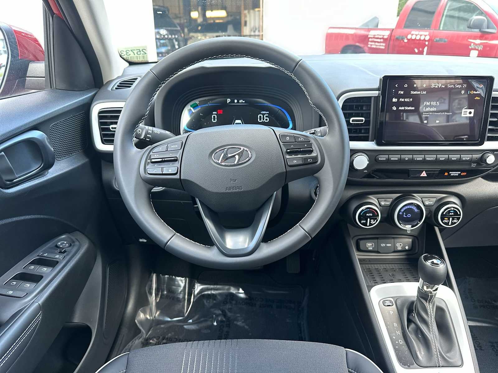 2025 Hyundai Venue Limited - Photo 10