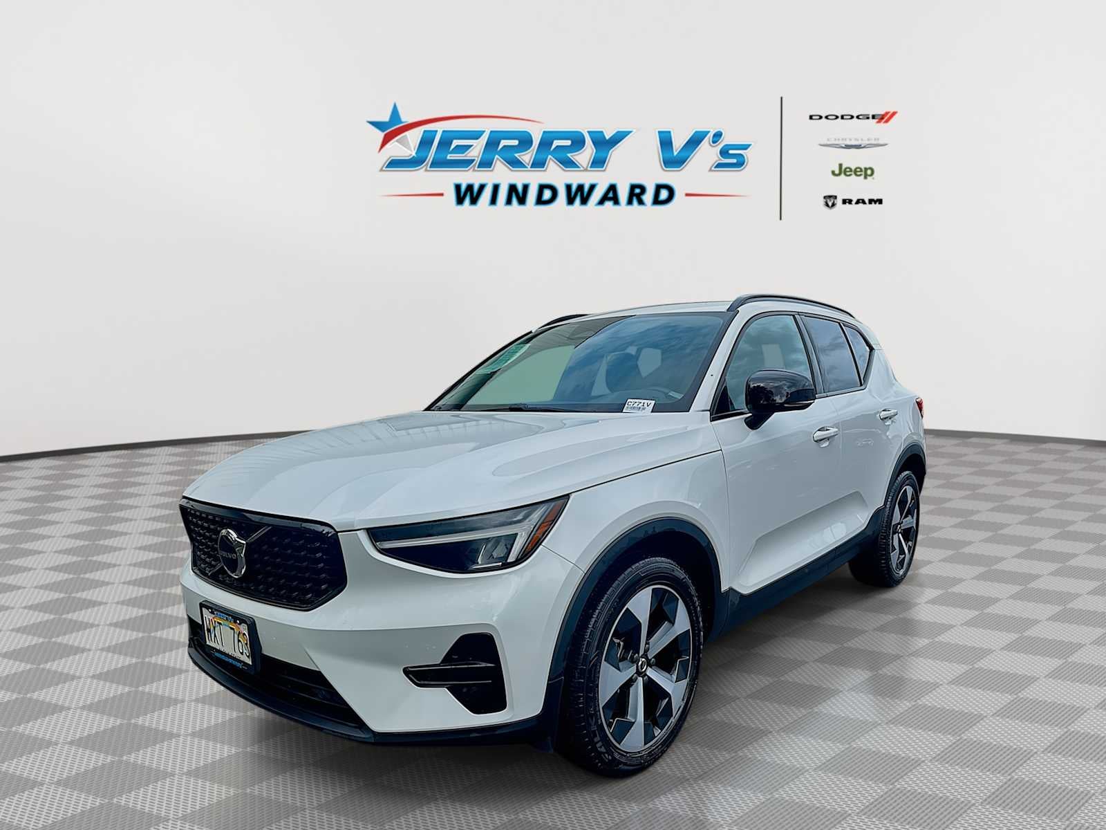 2024 Volvo XC40 B5 Core Dark Theme
