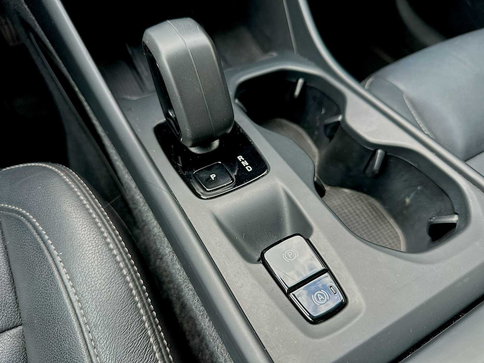 2024 Volvo XC40 B5 Core Dark Theme