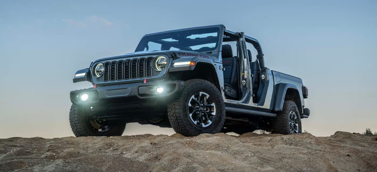 The 2026 Jeep® Gladiator brings legendary capability and open-air fun to the Hawaiian islands.